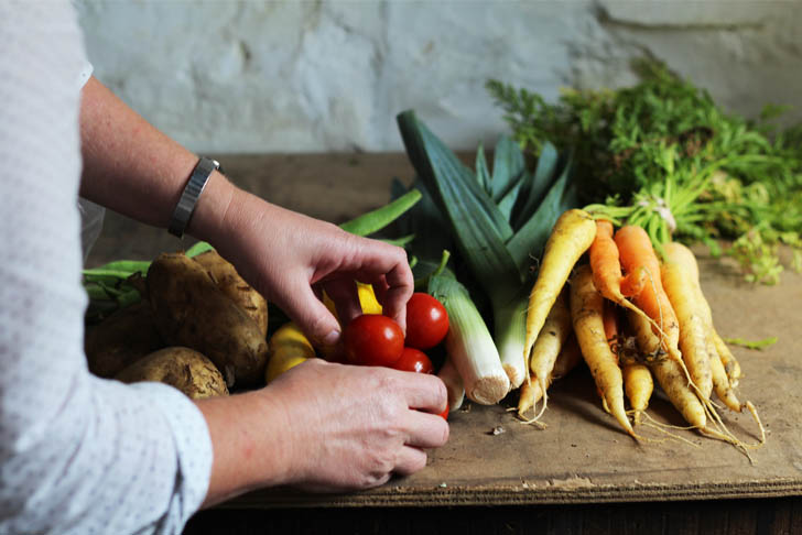Louise packing veg
